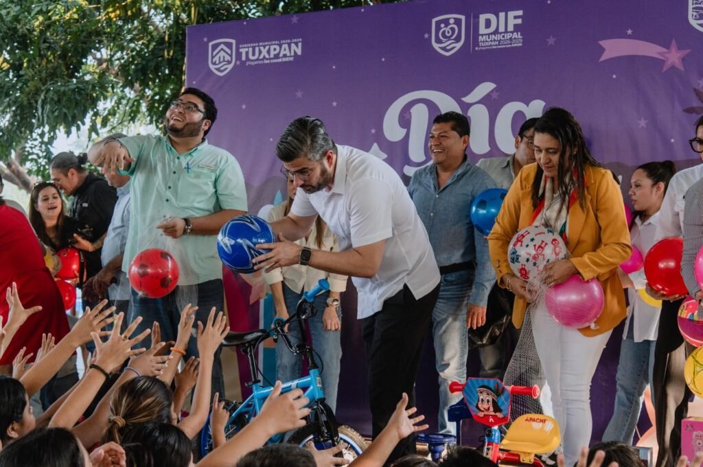 compartiendo alegría y regalos con las niñas y niños